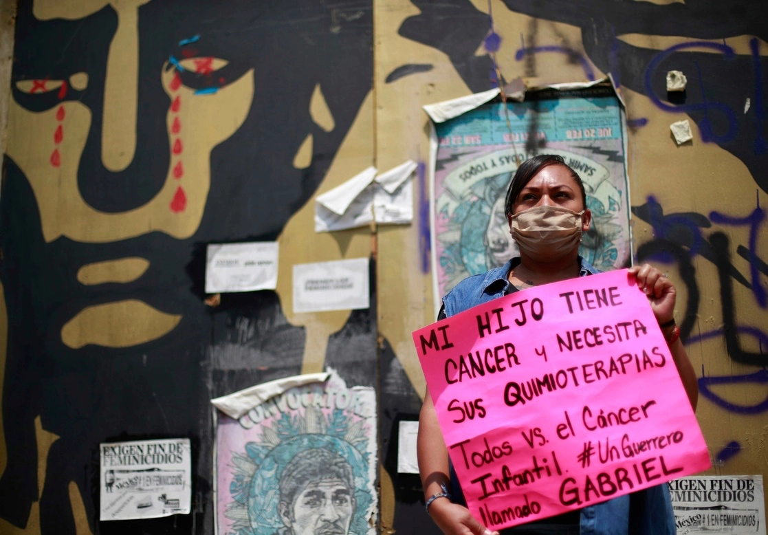 Familiar de un paciente con cáncer durante una protesta. Foto Alfredo Domínguez / Archivo