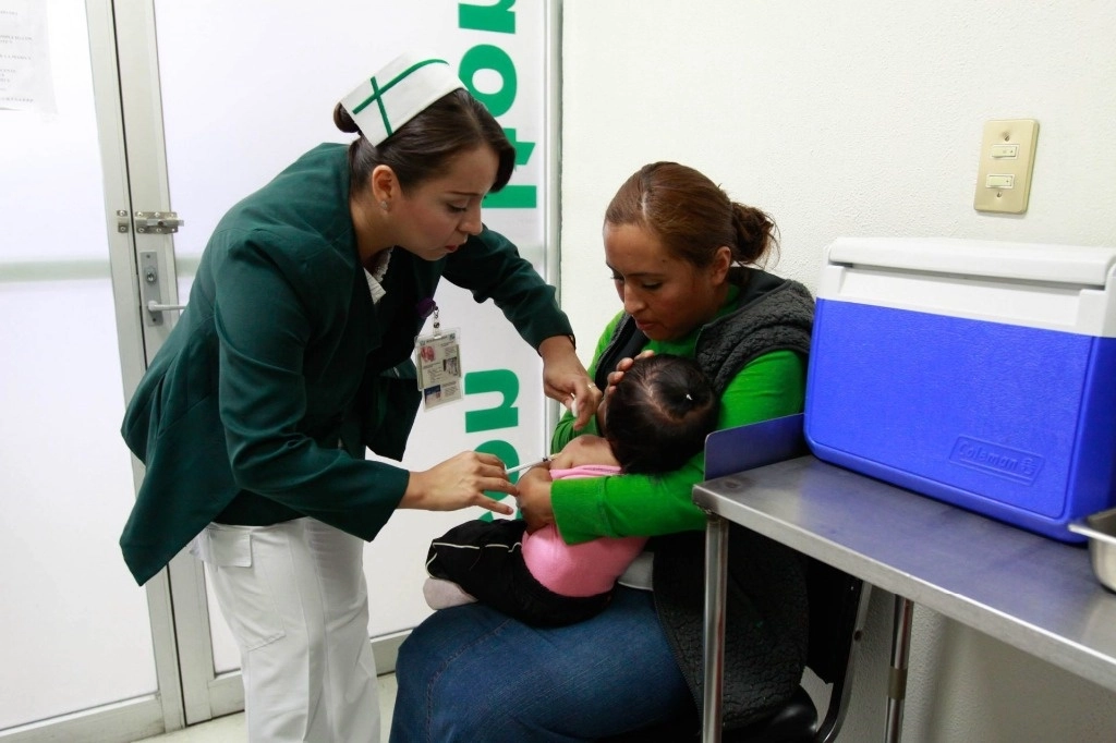 La Secretaría de Salud aseguró que hay suministro suficiente de vacunas hexavalente para menores. Foto Cuartoscuro
