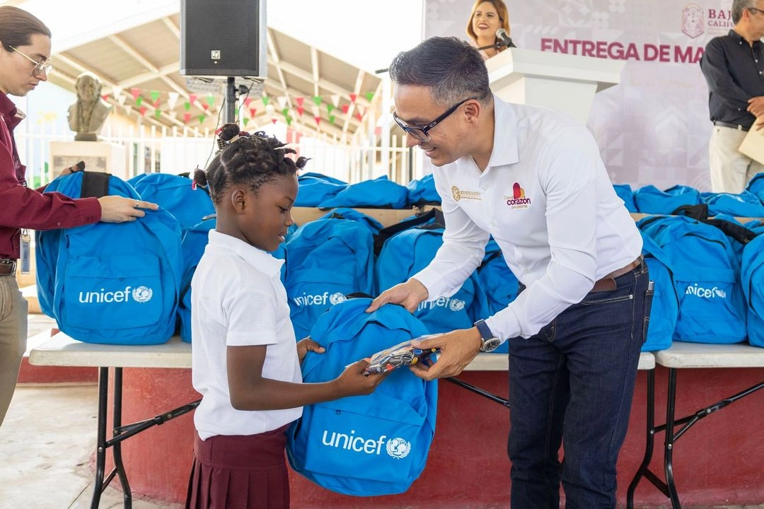 Con la colaboración de la UNICEF, a través de la entrega de material didáctico, que aunado a los juguetes educativos proporcionarán a estos estudiantes las herramientas necesarias para apoyar su aprendizaje continuo y estimular su desarrollo cognitivo y socioemocional.