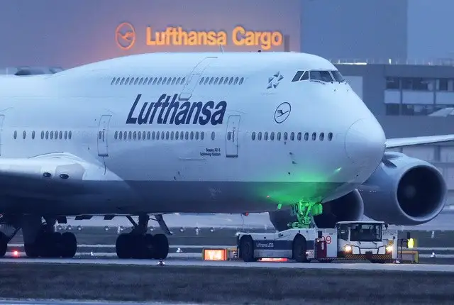 En imagen de archivo, un Boeing 747 de Lufthansa en el aeropuerto de Frankfurt. Foto Ap 