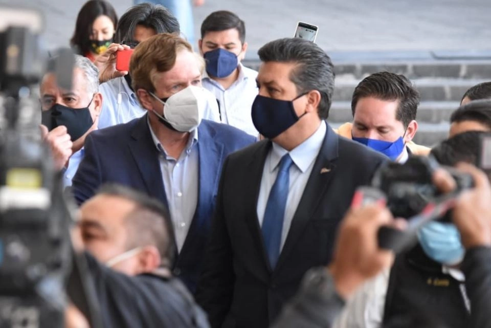 El gobernador de Tamaulipas, Francisco García Cabeza de Vaca (der), con el coordinador de los diputados del PAN, Juan Carlos Romero Hicks, el 24 de febrero de 2021, en la Ciudad de México. Foto Cámara de Diputados  