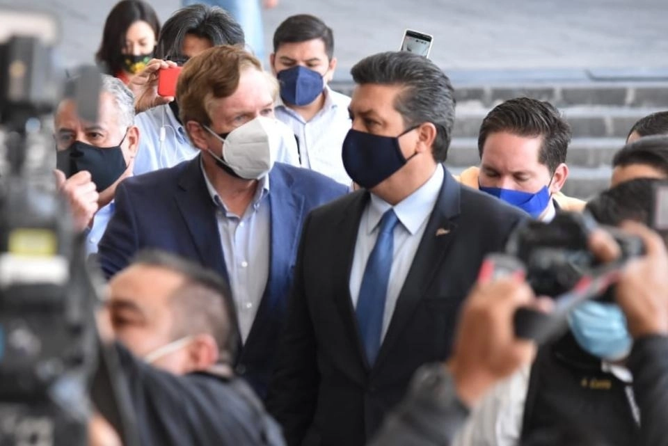 El gobernador de Tamaulipas, Francisco García Cabeza de Vaca (der), con el coordinador de los diputados del PAN, Juan Carlos Romero Hicks, el 24 de febrero de 2021, en la Ciudad de México. Foto Cámara de Diputados