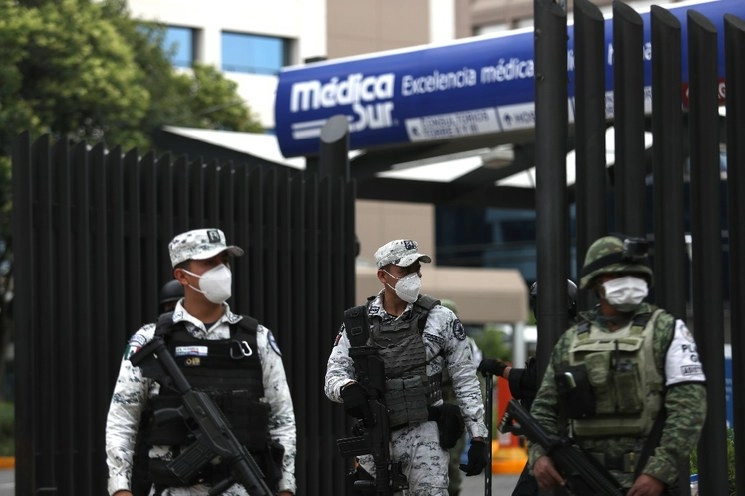 Elementos de la Marina, de la policía de la SSC y de la Guardia Nacional realizan un operativo en el exterior del Hospital Médica Sur de Tlalpan, donde se encuentra internado el secretario de Seguridad de la Ciudad de México, Omar García Harfuch, tras el atentado en su contra ocurrido sobre el Paseo de la Reforma, alcaldía Miguel Hidalgo. Foto La Jornada