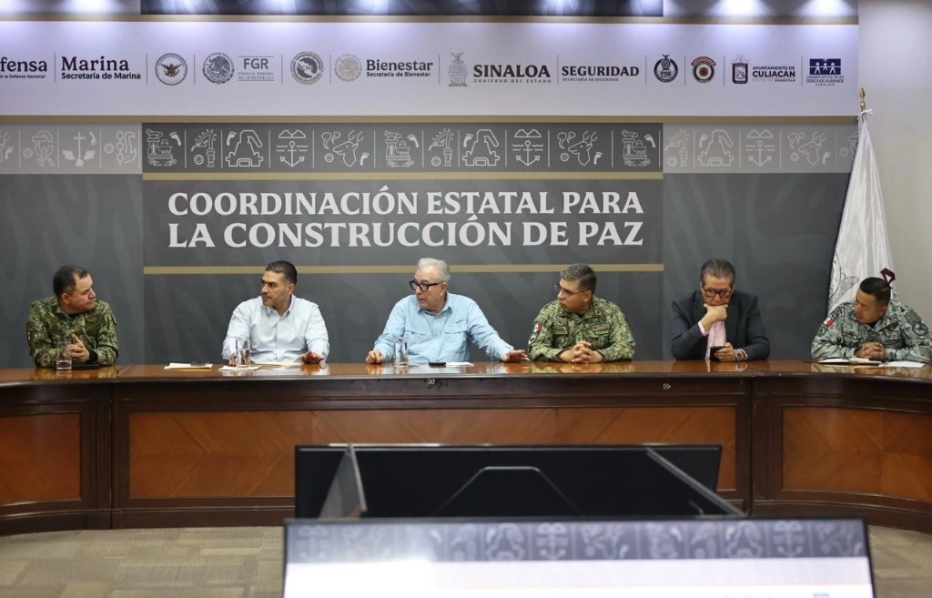 Omar García Harfuch, titular de la SSPC y el gobernador de Sinaloa, Rubén Rocha Moya, en la reunión de la Mesa de Coordinación Estatal para la Construcción de la Paz. Foto 'La Jornada'