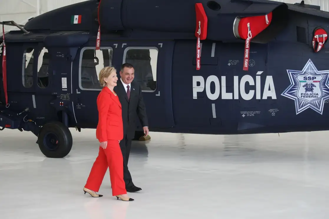 En 2009, el ex funcionario acompañó a la entonces secretaria de Estado estadunidense, Hillary Clinton, en una visita a instalaciones de la SSP. Foto Carlos Ramos Mamahua 



