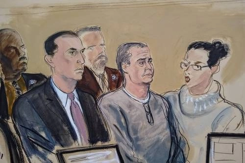 En este boceto de la sala del tribunal, el abogado defensor César de Castro (izquierda); el ex secretario de Seguridad de México, Genaro García Luna, y una intérprete oficial, durante la audiencia de lectura de cargos en la Corte Federal de Brooklyn, Nueva York. Foto Ap