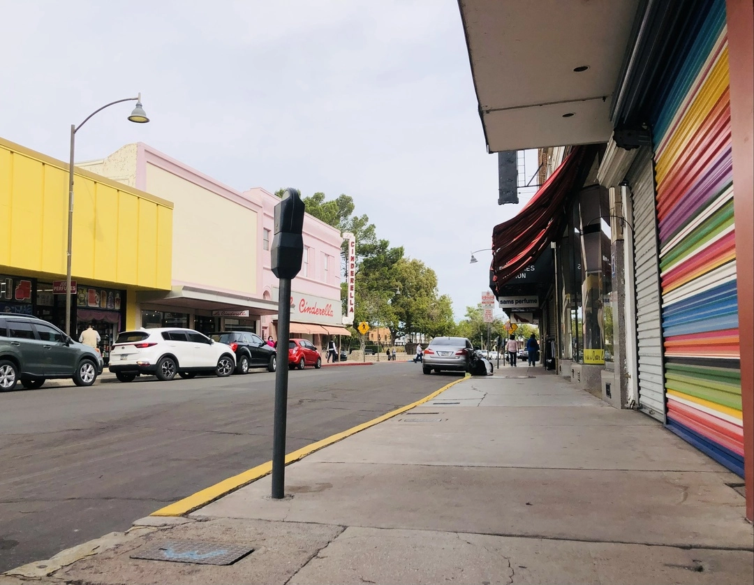 En un recorrido por la Morley Avenue, La Jornada contabilizó al menos 40 tiendas cerradas en el primer cuadro de la ciudad. Foto Cristina Gómez Lima 