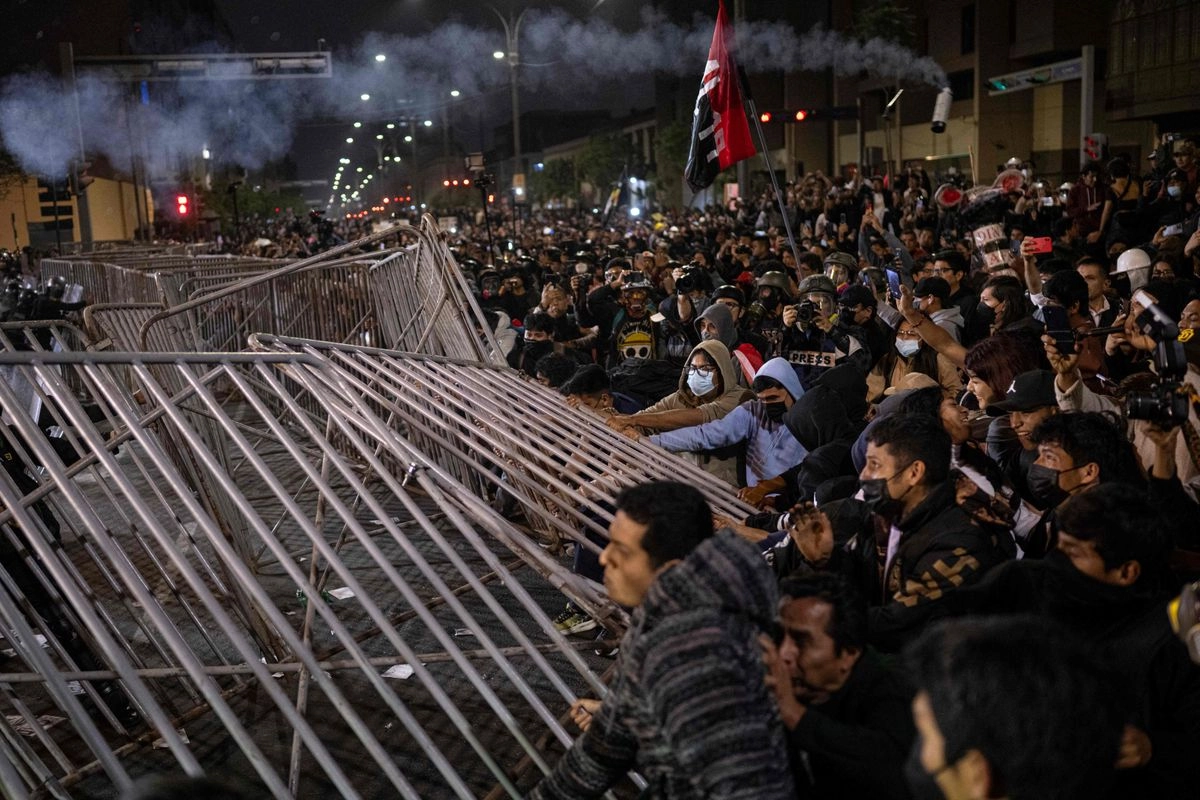 Manifestantes se enfrentan con la policía antidisturbios durante una manifestación antigubernamental en Lima el 27 de septiembre de 2025. Foto