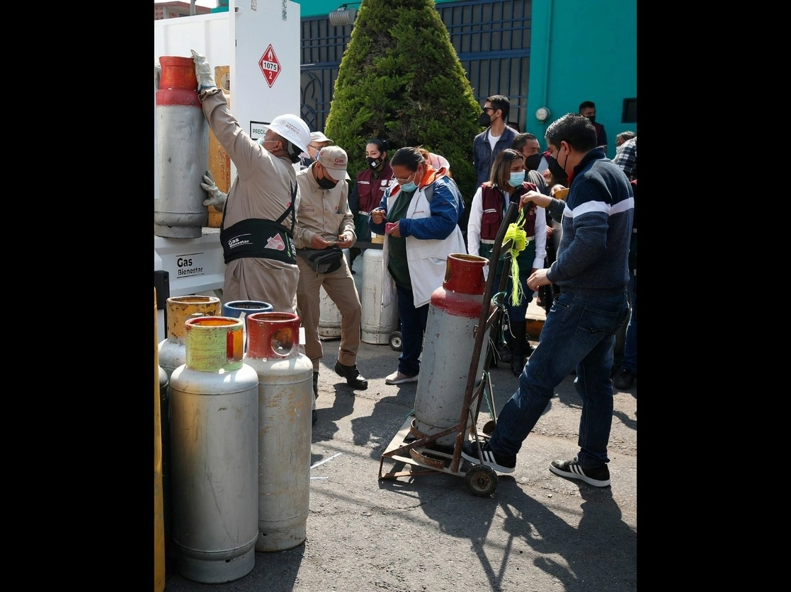 Al dar comienzo la venta de cilindros en Venustiano Carranza y Álvaro Obregón, el director de la empresa, Gustavo Álvarez, informó que se han comercializado en la Ciudad de México más de 530 mil tanques de gas LP. Foto Cristina Rodríguez
