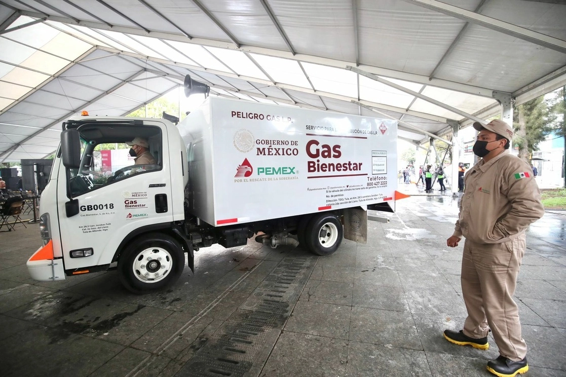 Venta y distribución del Gas Bienestar, en la Macro Plaza de la alcaldía Iztapalapa, en la Ciudad de México, el 31 de agosto de 2021. Foto Luis Castillo