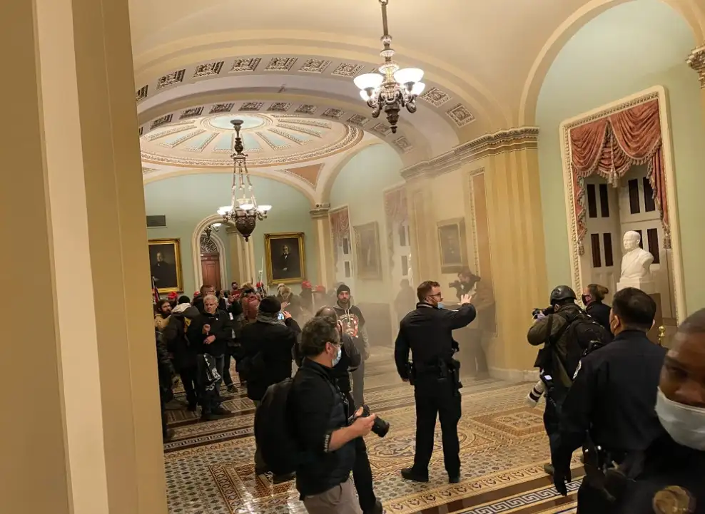 Fotógrafos captaron una sustancia humeante en el aire en el gran espacio circular debajo de la cúpula del Capitolio cuando se reunieron 100 o más manifestantes. Imagen tomada del Twitter @igorbobic