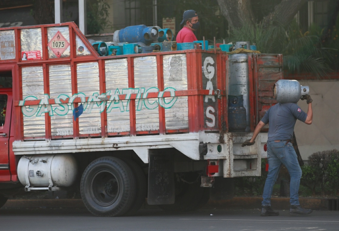 La racha bajista que observó el precio del gas LP durante tres semanas terminará este domingo, pues de acuerdo con la lista publicada por la Comisión Reguladora de Energía, el costo del energético aumentará 2.4% en promedio nacional. Foto Víctor Camacho