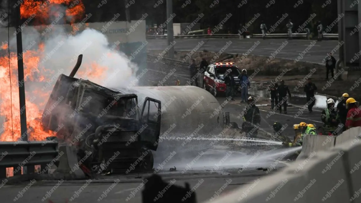 Bomberos atienden el incendio de una pipa y varios vehículos en las inmediaciones del Puente de la Concordia y la calzada Ignacio Zaragoza al poniente, el 10 de septiembre de 2025. Foto
