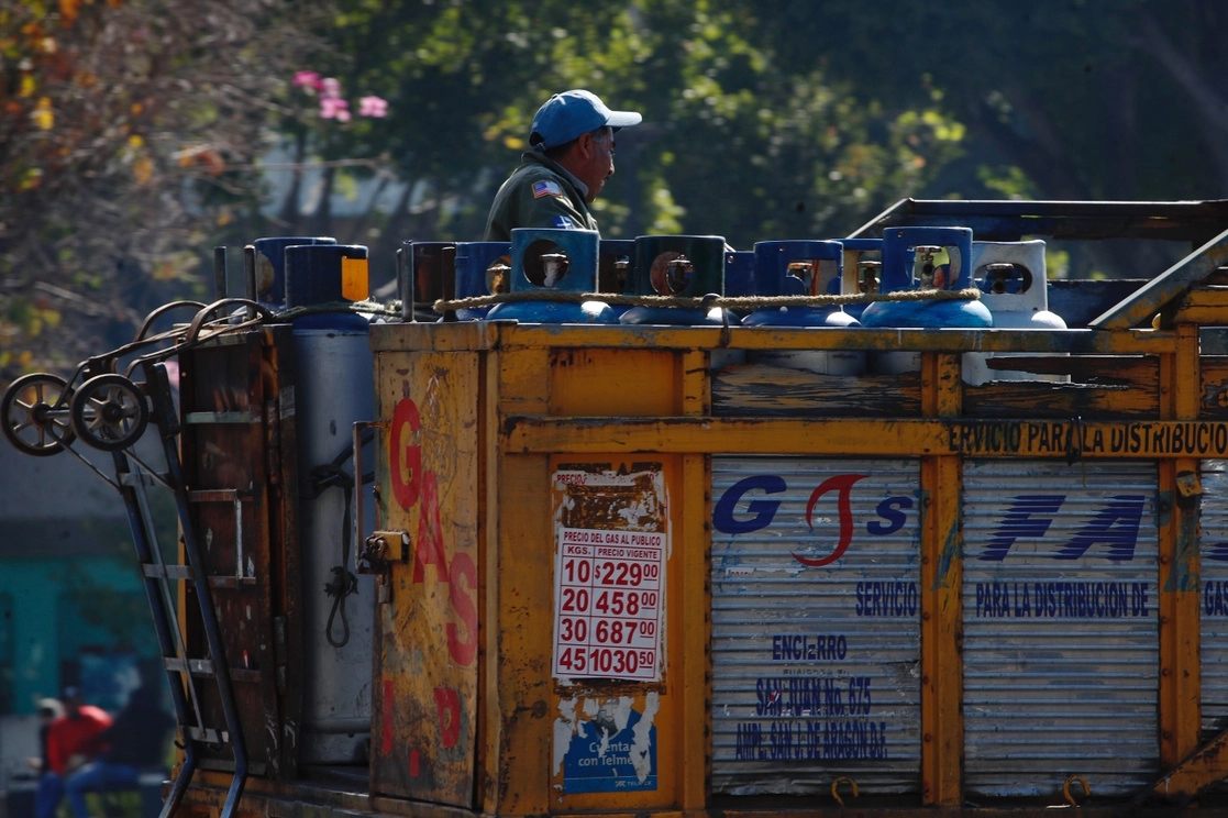 La medida de la Sener sobre establecer regular costos máximos del gas LP viola los artículos 14 y 16, 28 y 33, señaló la empresa gasera. Foto Cristina Rodríguez / Archivo