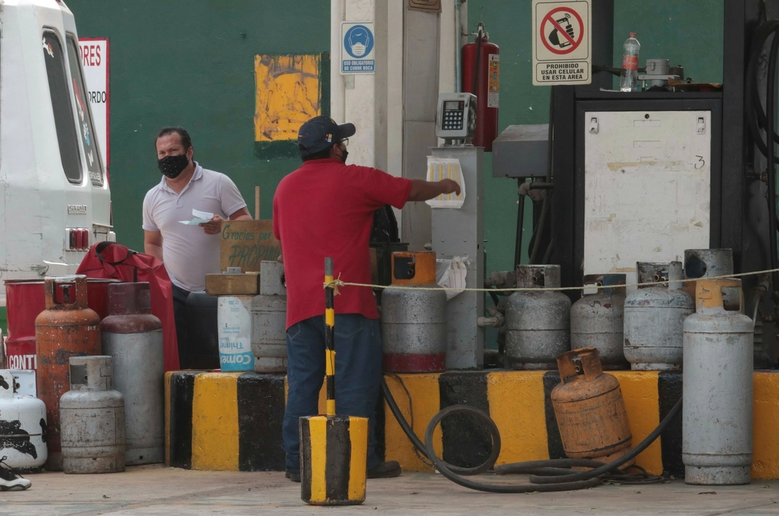 Gaseras en la zona oriente de la CDMX. Foto Alfredo Domínguez
