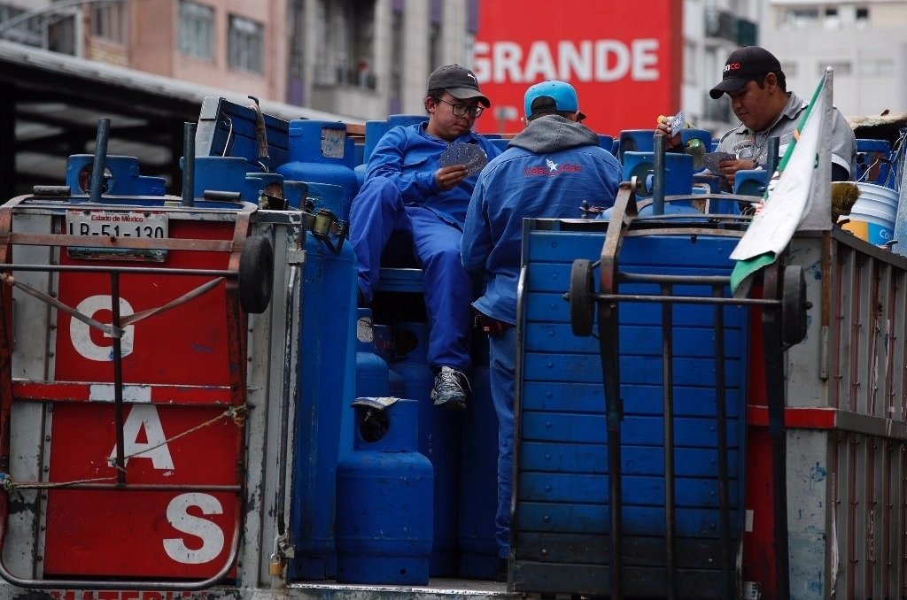 Repartidores de gas en la Ciudad de México. Foto Cristina Rodríguez / Archivo