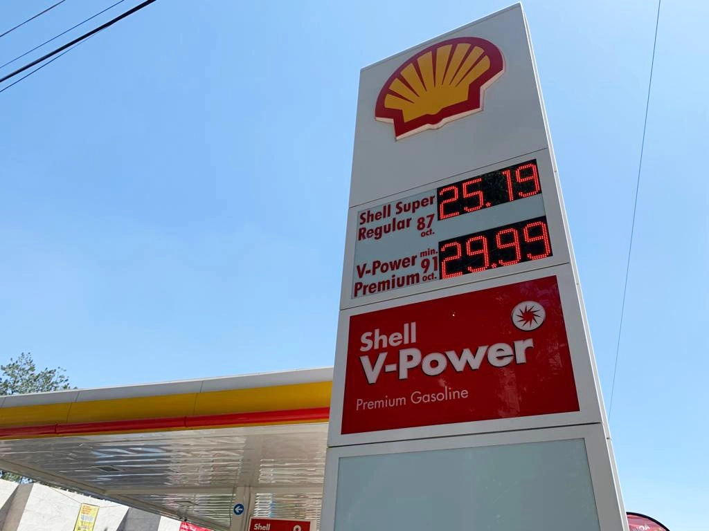 La gasolina regular cotiza a 25.19 pesos el litro, mientras que la Premium se vende a 29.99 en una gasolinera en la Ciudad de México, el 10 de marzo de 2022. Foto Alfredo Domínguez