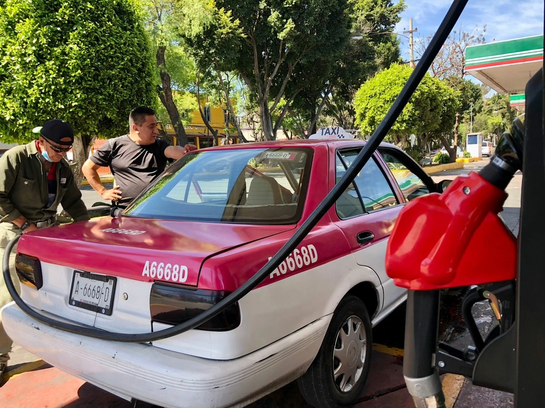 En una gasolinera de Miguel Hidalgo se registró que el litro de Premium se vendió en 30.49 pesos. Foto Luis Castillo