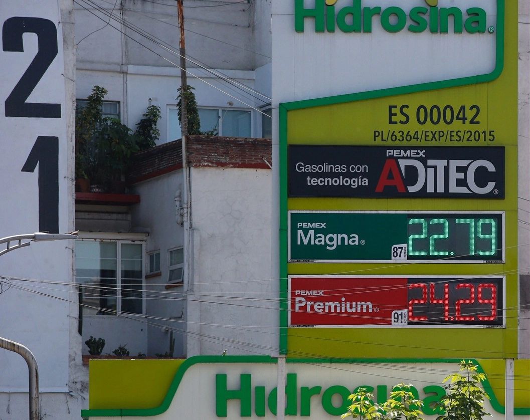 De acuerdo a la consultora PetroIntelligence, el costo promedio nacional de la gasolina Premium es de 23.20 pesos por litro. La imagen, en una gasolinera en la Ciudad de México, el 11 de marzo de 2022. Foto Guillermo Sologuren