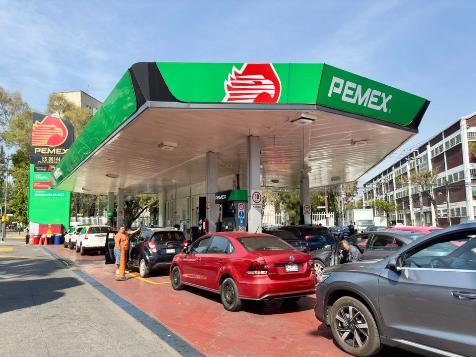 La Secretaría de Hacienda y Crédito Público informó que las gasolinas de alto y bajo octanaje, mejor conocidas como Magna y Premium, así como el diésel no tendrán subsidio. La imagen, de archivo. 

