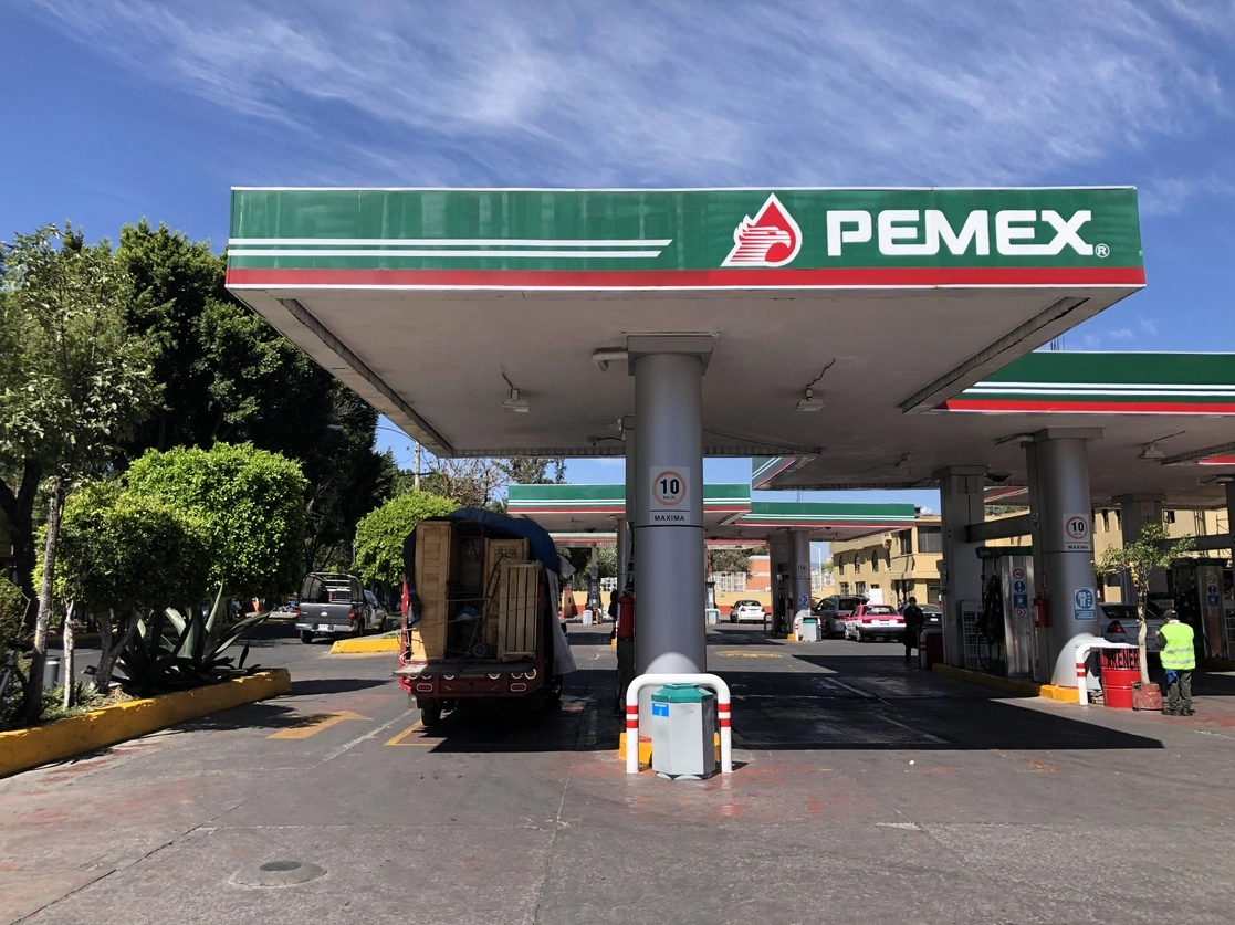 Pemex mantiene el 85 por ciento del mercado en estaciones de servicio, dijo el comisionado de la CRE, Luis Guillermo Pineda Bernal. Foto Luis Castillo / Archivo