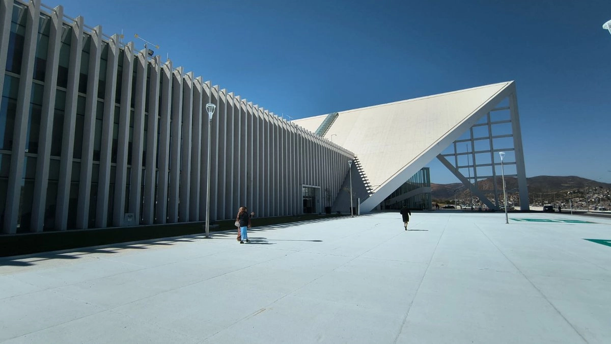 Aspecto de la explanada del Congreso de Guanajuato, en cuyo estacionamiento se detectaron desperfectos por los que el gobierno estatal y el Legislativo erogaron 9 millones 336 mil 197 pesos en estudios estructurales.