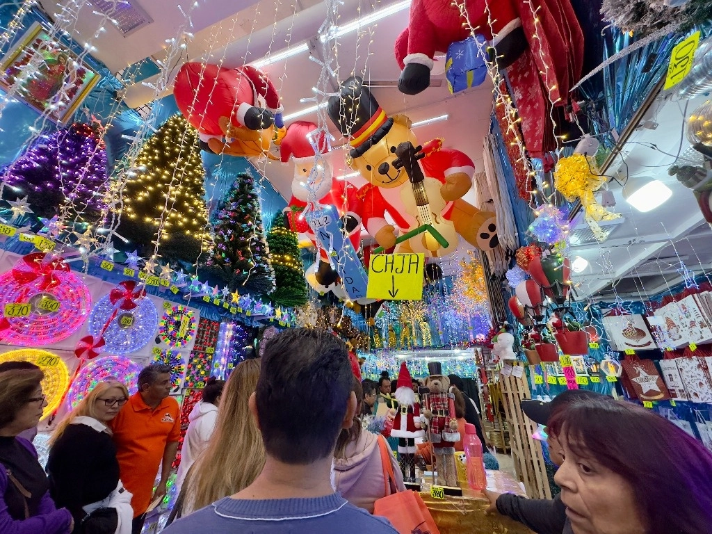 Venta de artículos navideños en el Centro Histórico de la CDMX. Foto Roberto García