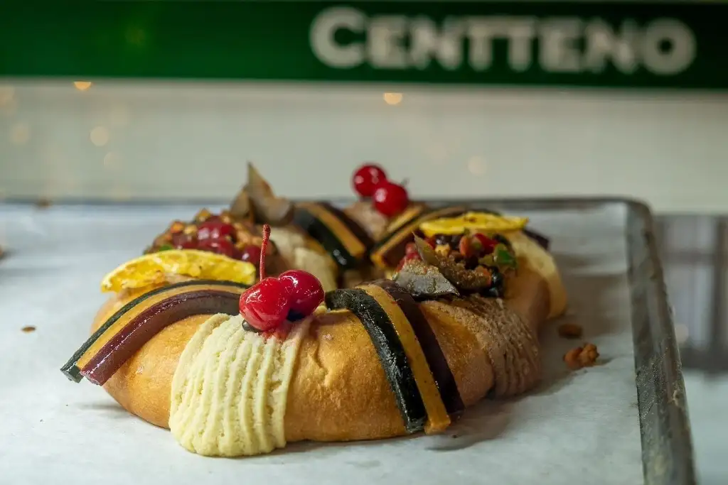 En la panadería artesanal Centteno, en la alcaldía Azcapotzalco, en la Ciudad de México, se preparan decenas de Roscas de Reyes para la tradicional celebración del 6 de enero. Foto Jair Cabrera / Archivo