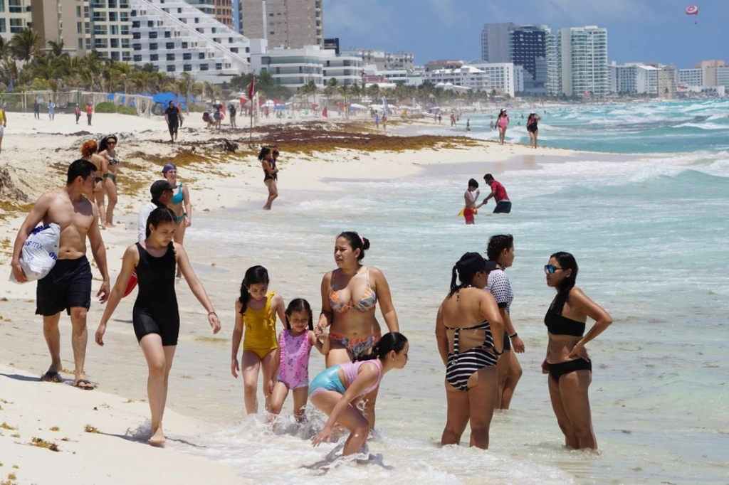 Turistas en la playa de Cancún en imagen de archivo. Foto Cuartoscuro 