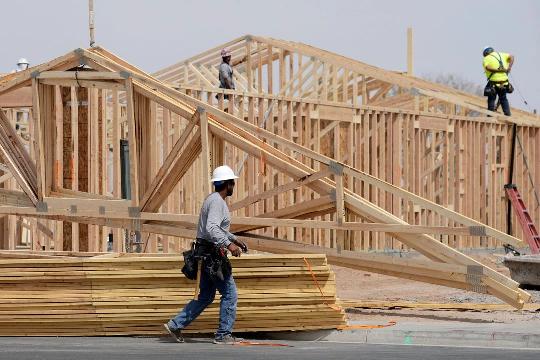 Obreros instalan un techo de madera en una casa nueva el martes 1 de abril de 2025 en Laveen, Arizona. Foto