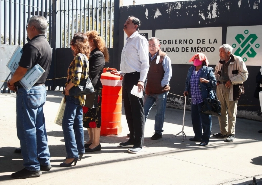 Pensionados aguardan su turno para cobrar su apoyo mensual. Foto Víctor Camacho /Archivo