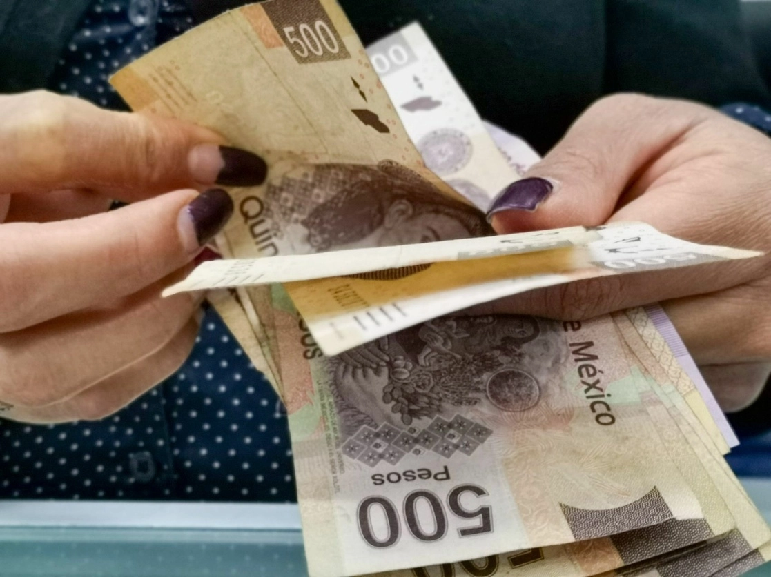 Persona sujeta billetes de 500 pesos en imagen de archivo. Foto Cuartoscuro