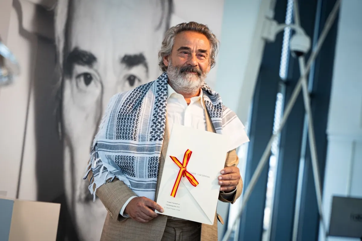 El actor barcelonés ataviado con la kufiya palestina en la ceremonia de entrega del reconocimiento. Foto 