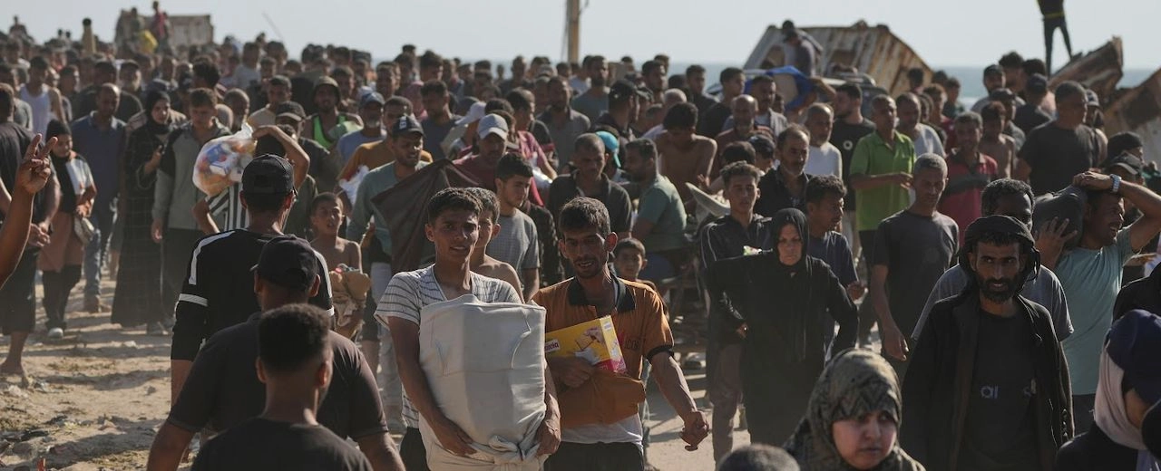Caos y desesperación se vivieron en el inicio de operaciones del centro de reparto de ayuda de una organización respaldada por Estados Unidos en Rafah, luego del bloqueo impuesto por Tel Aviv el 2 de marzo. Foto 