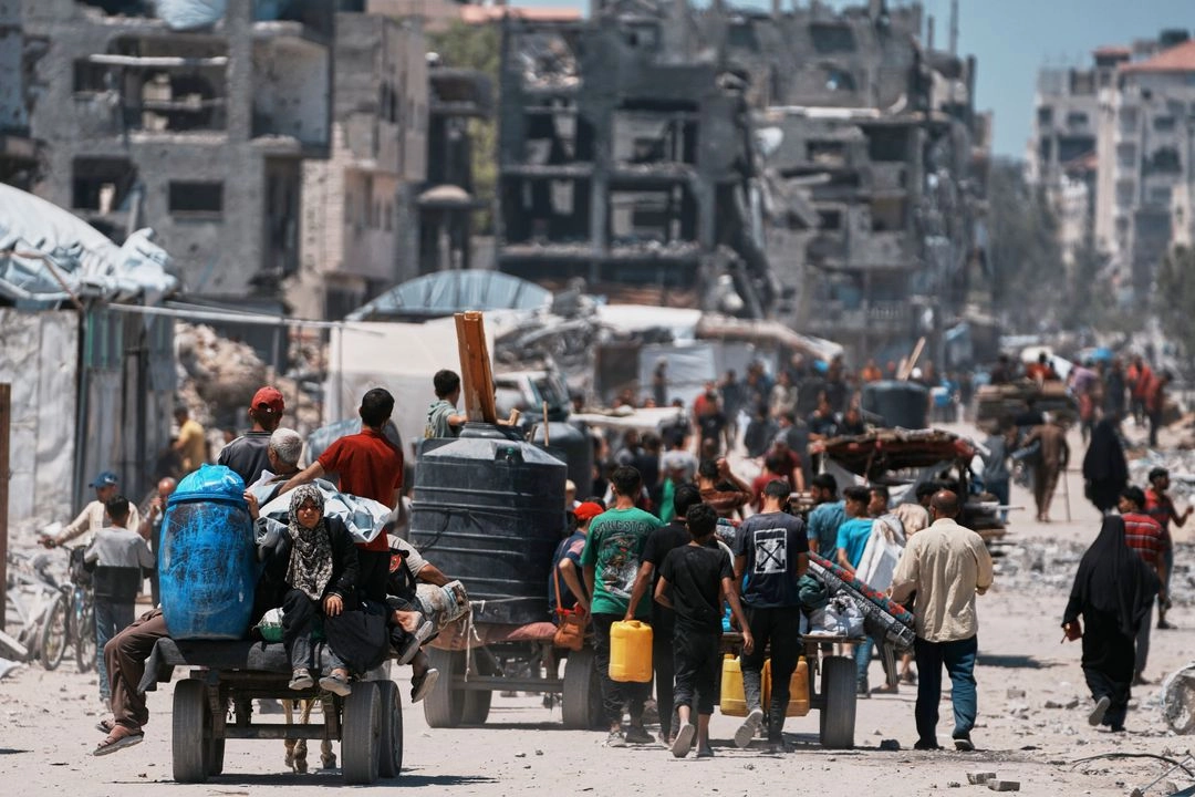 Palestinos desplazados regresan a sus hogares para recuperar sus pertenencias al norte de la franja de Gaza, el 4 de junio de 2025. Foto 