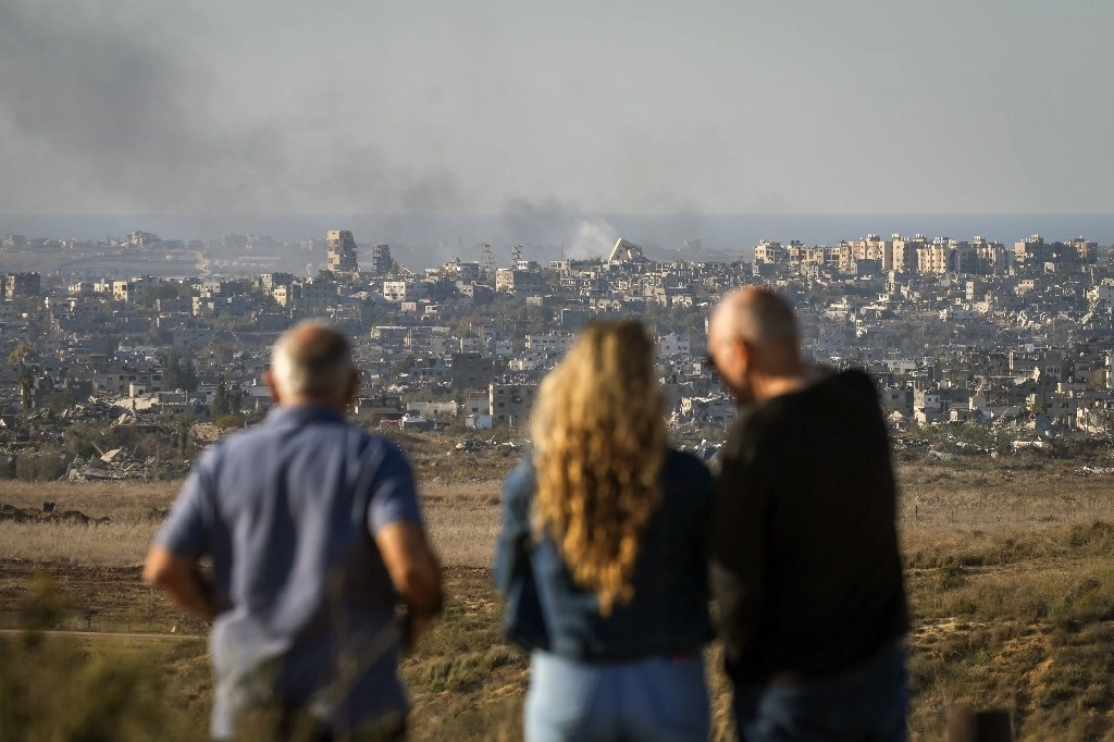 Vista desde Israel de la destrucción y el humo de las explosiones, ayer en Gaza. Foto Ap