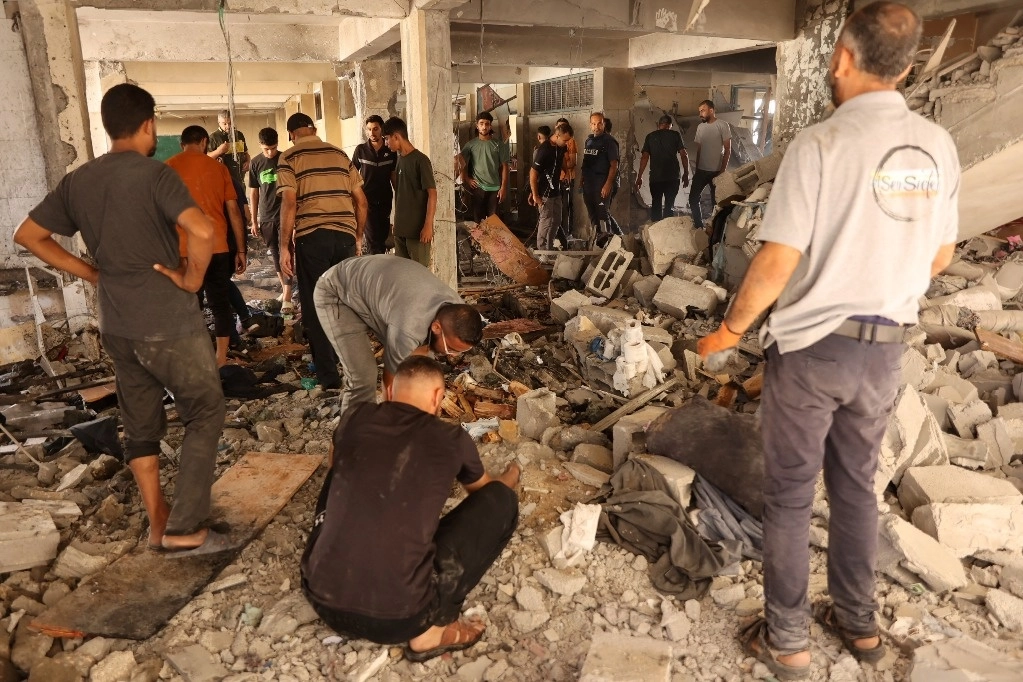 La Defensa Civil de la franja de Gaza indicó que un bombardeo israelí contra un edificio que solía ser una escuela, convertida en refugio desplazados de guerra, mató al menos a 21 personas, el 21 de septiembre de 2024. Foto Afp