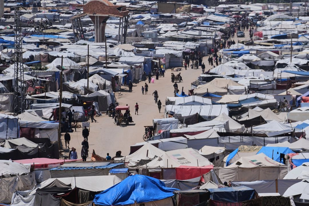 Palestinos desplazados en un campamento en la zona de Muwasi, en Jan Yunis, franja de Gaza, el 5 de mayo de 2025. Foto 