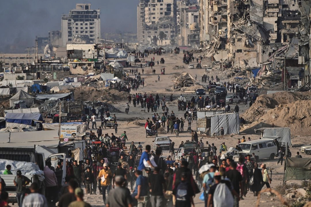 Israel deportará a los 12 activistas del barco ‘Madleen’ que interceptó en aguas internacionales el domingo. En tanto, una multitud de nuevo fue baleada cuando iba en busca de alimentos a un centro de distribución en Rafah, con saldo de 14 muertos. En la imagen, la ciudad de Gaza. 