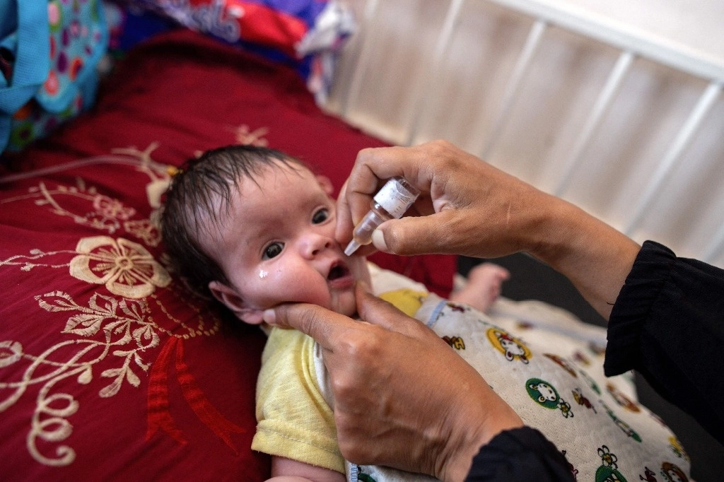 La meta de la OMS es inmunizar a 640 mil niños menores de 10 años para que el brote de polio no aumente ni salga de la frontera. La imagen, en Yan Junis. Foto Ap