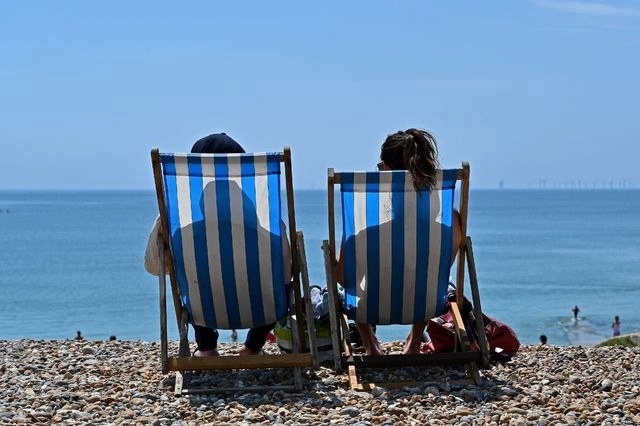 Las nuevas medidas de distanciamiento físico permiten reuniones al aire libre en grupos de hasta seis, pero prohíben que dos personas que no comparten casa se encuentren en un lugar interior. La imagen en una playa de Brighton, en la costa sur inglesa. Foto Afp 