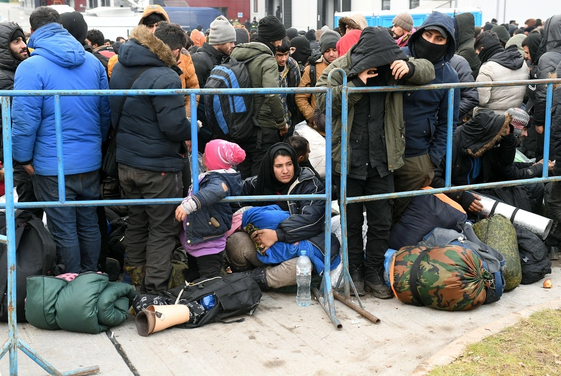Migrantes cerca de un campamento de refugiados junto a la frontera entre Bielorrusia y Polonia. Foto Europa Press