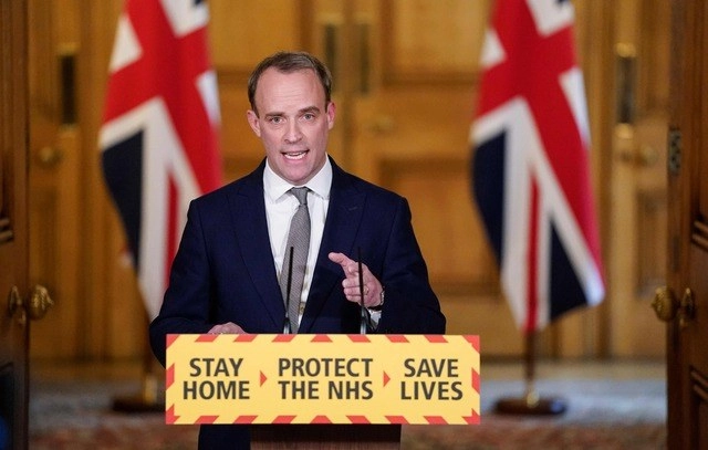 Las medidas de confinamiento actualmente en vigor serán prolongadas "al menos tres semanas" en Gran Bretaña, declaró el ministro de Relaciones Exteriores, Dominic Raab. Foto Afp 
