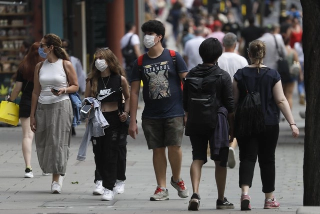 Paseantes usan cubrebocas mientras recorren la calle Oxford, en Londres, Inglaterra. Foto Ap
