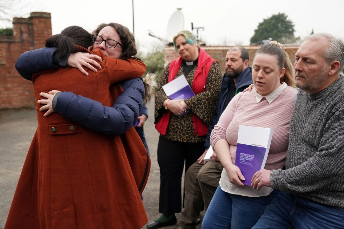 Familias que perdieron a sus bebés en el área de maternidad del Shrewsbury and Telford Hospital, tras conocer el informe según el cual murieron alrededor de 200 en 20 años, por falta de cuidados. La imagen, en la ciudad inglesa de Shrewsbury, el 30 de marzo de 2022. Foto Ap