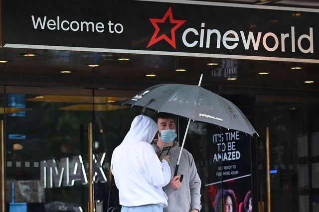 Las acciones de la compañía propietaria de las salas Regal, Cineworld y Picturehouse cayeron hasta 58 por ciento por el retraso de ‘James Bond’. Foto Afp