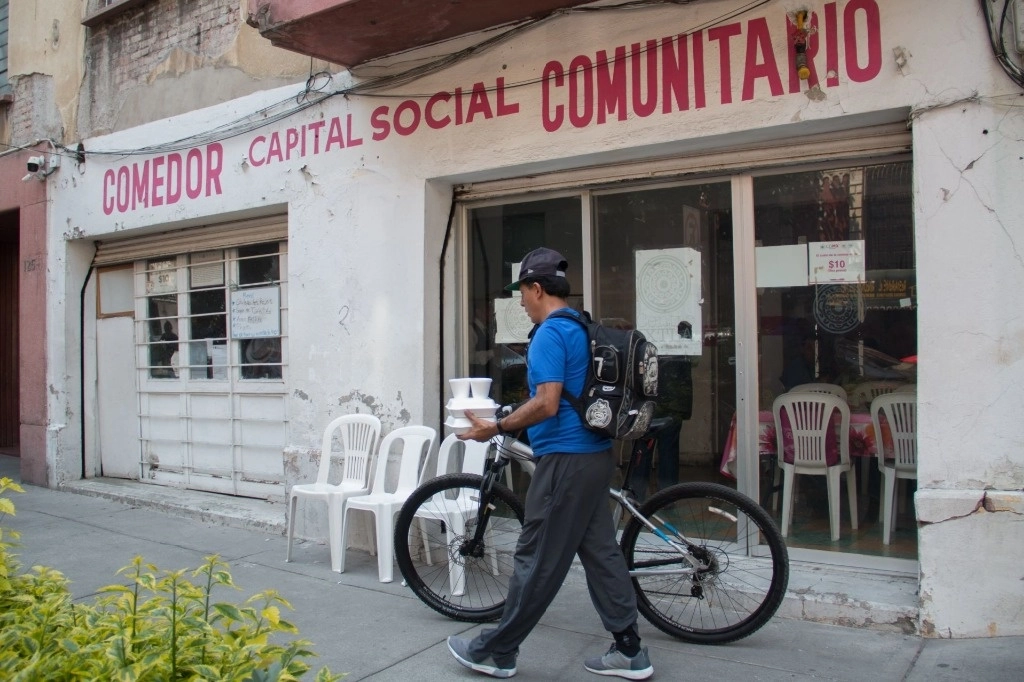 En la actualidad en la CDMX hay casi 500 comedores comunitarios y públicos, con un presupuesto anual de 450 millones de pesos. Foto Cuartoscuro / archivo 