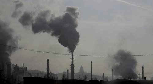 En algunas regiones, el polvo que proviene del desierto constituye una fuente significativa de material particulado fino. 