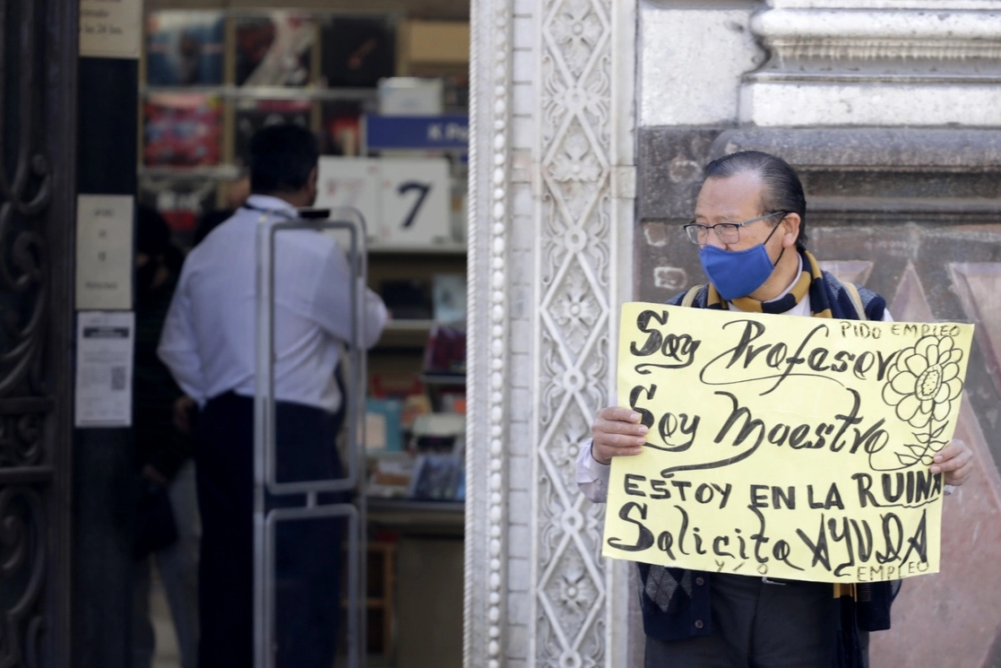 La tasa de condiciones críticas de ocupación en el país se duplicó en 16 años, revelan cifras del Inegi. Foto Roberto García Ortiz / Archivo