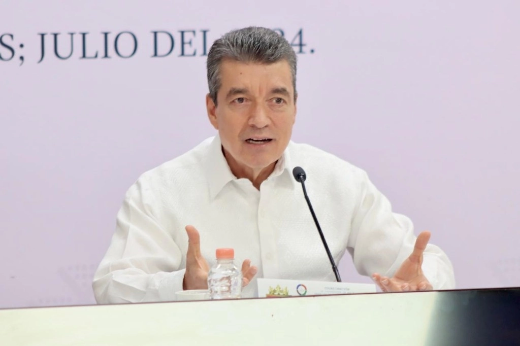 El gobernador de Chiapas, Rutilio Escandón, en conferencia de prensa. Foto La Jornada
